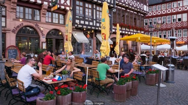 Ở Frankfurt, ta dễ dàng xả hơi sau giờ làm việc.