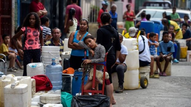 Personas en Venezuela haciendo fila para conseguir agua.