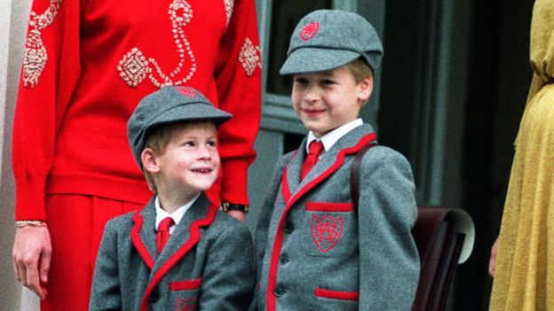 Harry, de 5 años, en su primer día en la escuela Wetherby, con su hermano, el príncipe William.