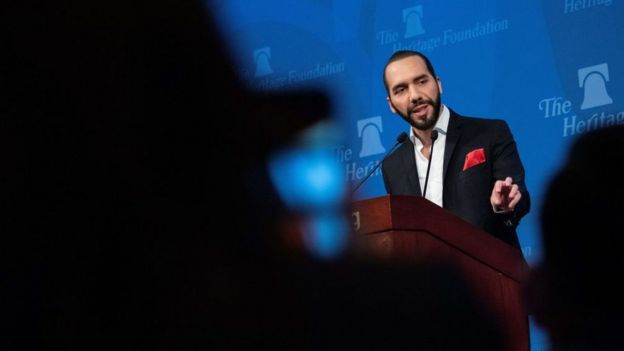 Nayib Bukele dando un discurso en The Heritage Foundation.