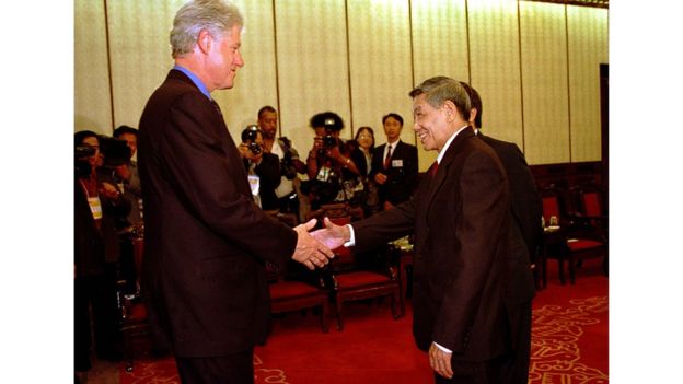 Tổng thống Mỹ Bill Clinton bắt tay Tổng Bí thư Lê Khả Phiêu khi thăm Việt Nam năm 2000