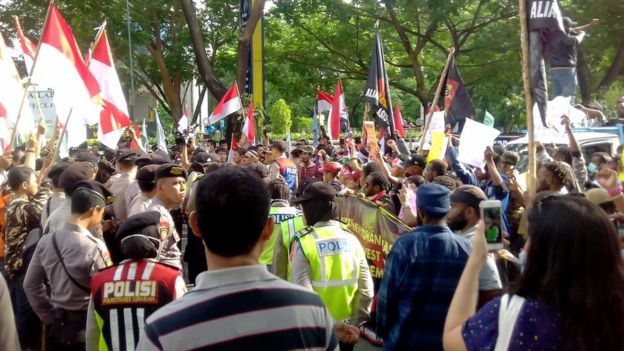 unjuk rasa sempat diwarnai pemukulan anggota Aliansi Mahasiswa Papua (AMP) oleh massa Aliansi Surabaya Melawan Separatisme (ASMS) yang menyebabkan 19 orang terluka