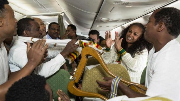 Pasajeros del vuelo de Ethiopian Airlines celebrando el poder visitar Eritrea por primera vez en 20 años.