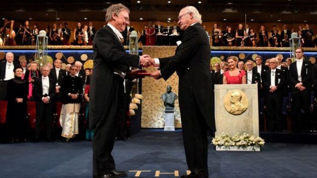 Peter Ratcliffe en la ceremonia del Nobel