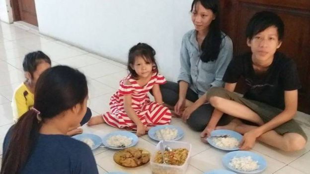 Đoàn người vượt biên gồm 18 người với 6 người lớn và 12 trẻ em hiện đang tạm trú tại một trung tâm tỵ nạn ở Indonesia