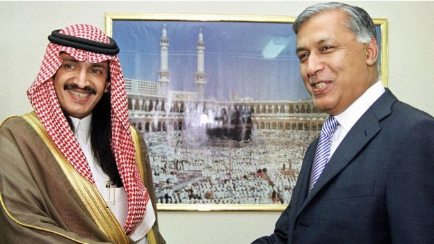 Príncipe Turki bin Bandar al Saud junto al ministro de finanzas de Pakistán.