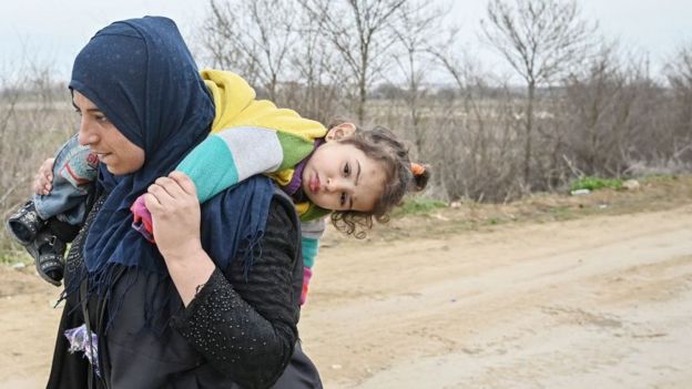 Türkiye-Yunanistan sınırındaki bir mülteci ve çocuğu