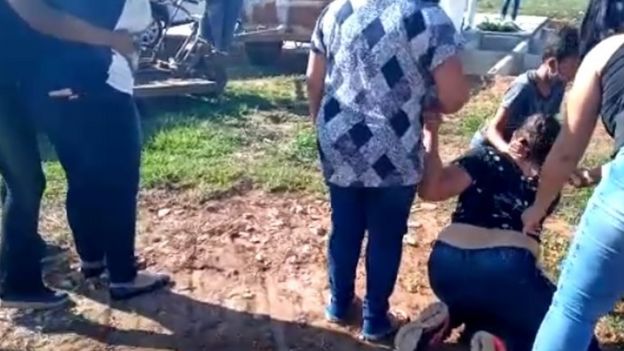 Frame de vídeo do enterro no qual talytta se desesperou,; material viralizou na internet