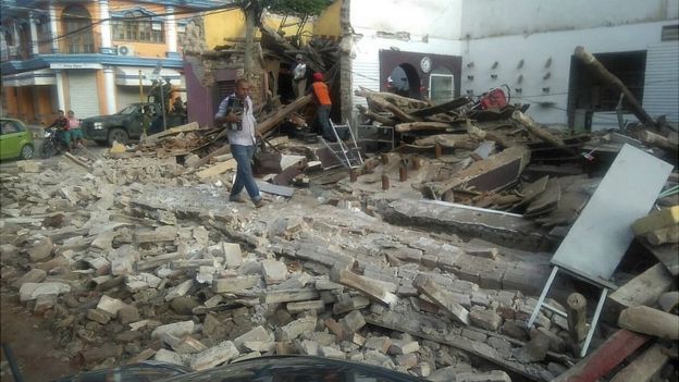 Un hombre camina sobre los escombros de un edificio derruido en Tapachula, Chiapas, al sur de México, tras un terremoto de magnitud 8,2.
