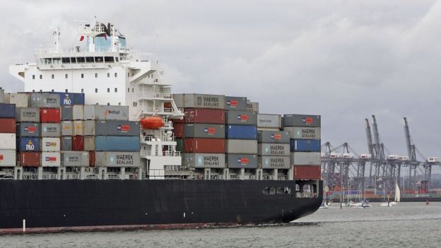 Barco mercante en un puerto de Reino Unido.