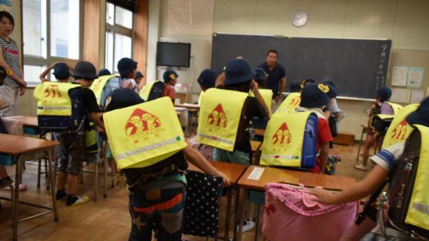 Crianças em escola no Japão