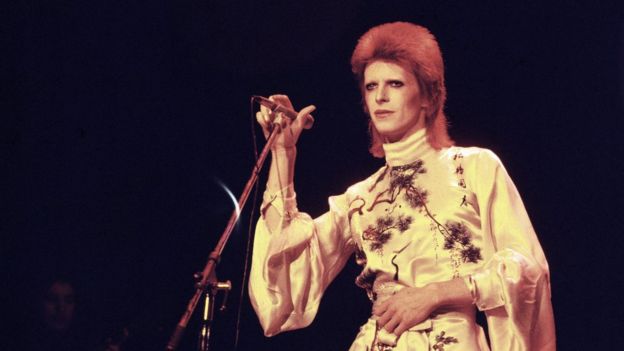 'First' David Bowie Starman demo up for auction - BBC News