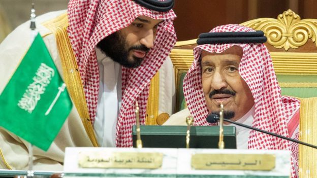 O príncipe herdeiro Mohammed Bin Salman e seu pai, o rei Salman, em dezembro de 2018