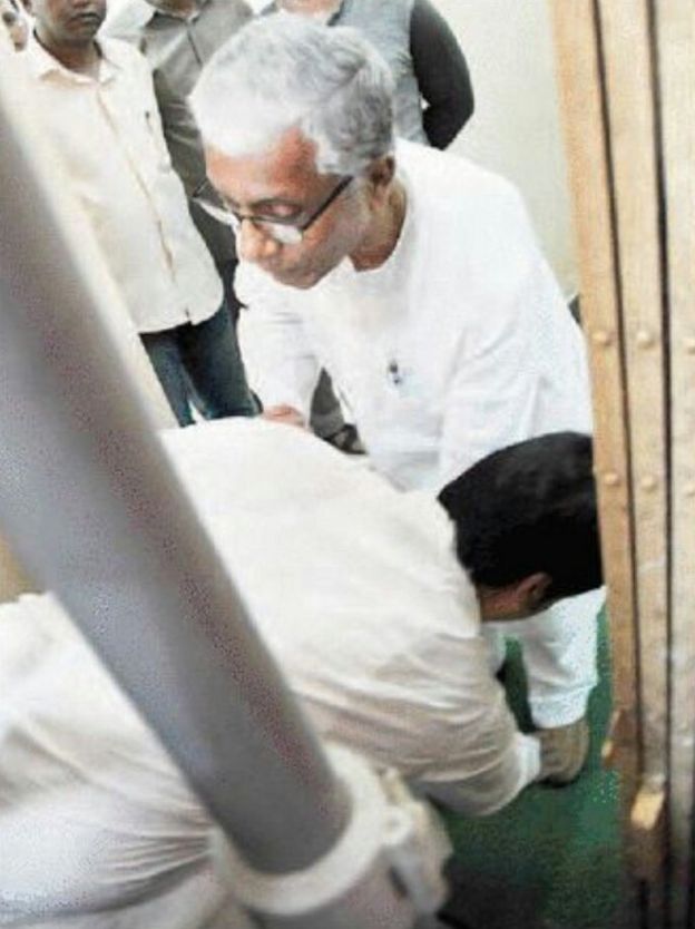 மாணிக் சர்க்காரிடம் ஆசீர்வாதம் பெறும் பிப்லாப் குமார் தேப்