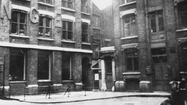 Mitre Square, una pequeña plaza de la City de Londres, tiene un pasillo con arcos que conduce al Pasaje de St James's (antes conocido como Pasaje de la Iglesia). Fue allí donde Catherine Eddowes fue asesinada por Jack el Destripador el 30 de septiembre de 1888. (Foto: 1928).