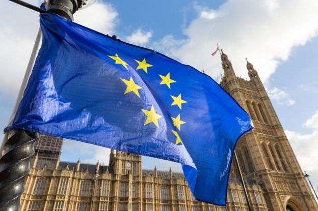 Флаг ЕС на фоне британского парламента
