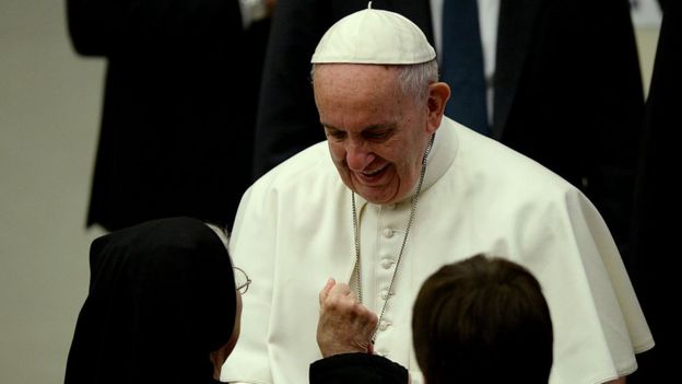 El papa Francisco con unas monjas