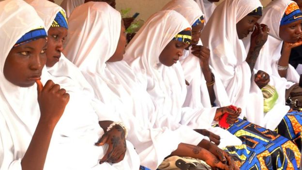 Mujeres en una boda masiva en Nigeria.