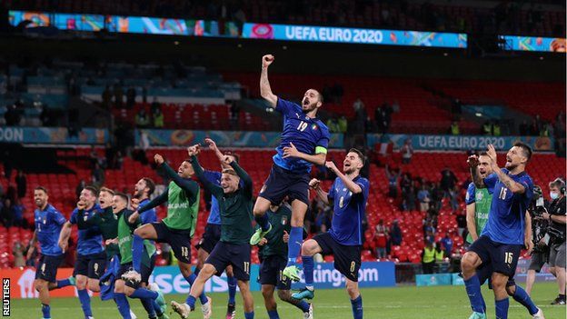 Italy celebrate beating Austria at Euro 2020