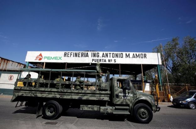 Camión militar frente a la refinería Antonio M. Amor.