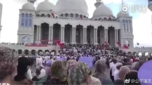 Di wilayah Ningxia barat laut, ratusan Muslim yang berusaha mencegah pengrusakan masjid bentrok dengan pemerintah.