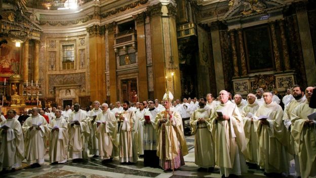 Grupo de sacerdotes jesuitas en Roma.