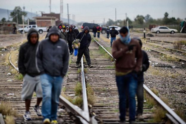 Migrantes sobre las vías del tren en México