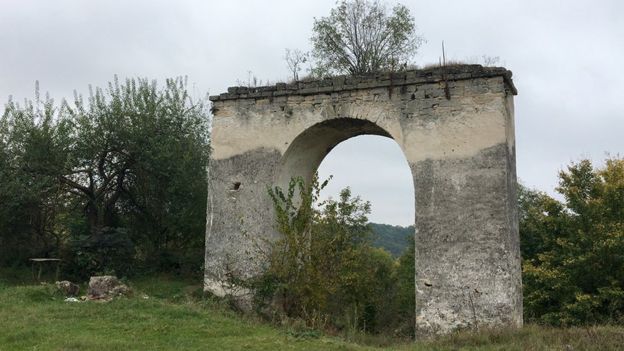 Отроків. Брама, що вела до парку