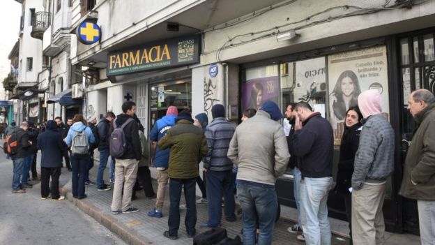 Filas para comprar marihuana legal en farmacia de Uruguay.