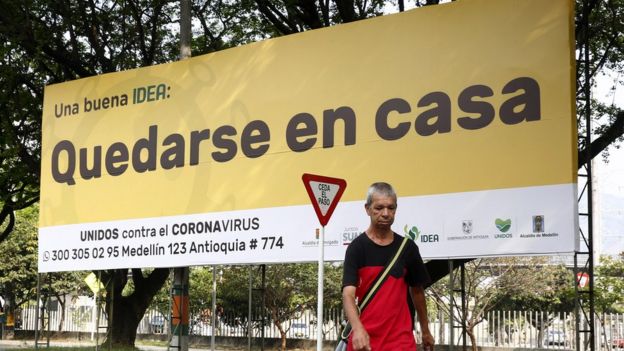 Letrero pidiendo quedarse en casa para combatir el coronavirus en Colombia