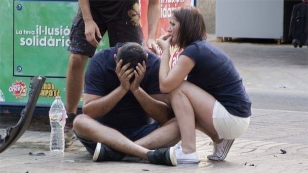 الشرطة الإسبانية "تحبط هجوما ثانيا" بعد مقتل 13 شخصا في برشلونة _97430546_mediaitem97426998