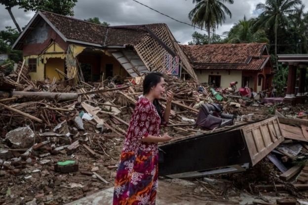 Seorang perempuan tak kuasa menahan tangis di antara reruntuhan rumahnya di kawasan wisata pantai Carita, Provinsi Banten, Senin, 24 Desember 2018, akibat hantaman tsunami dua hari sebelumnya