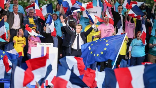 Макрон на митинге