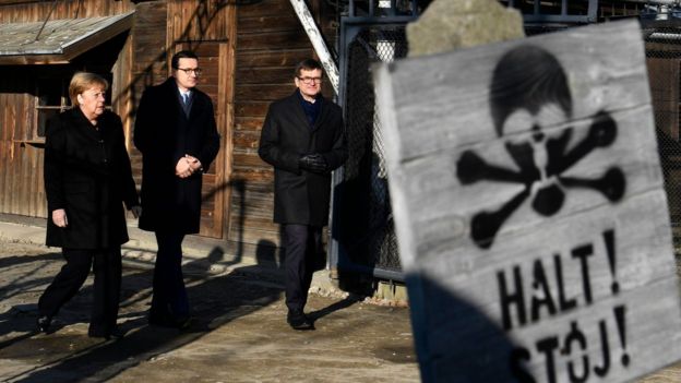 La canciller alemana Angela Merkel visitando el campo de concentración de Auschwitz.