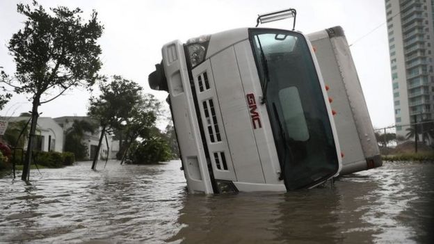 மியாமியில் சூறாவளியால் கவிழ்ந்த வாகனம்