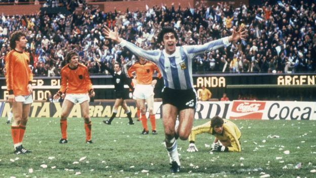 Mario Kempes de Argentina celebra su gol contra Holanda en la final del Mundial de 1978.