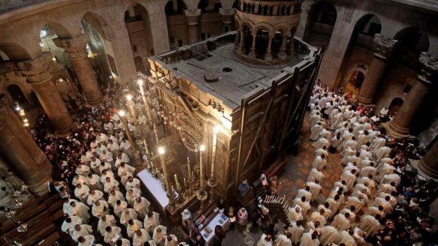 Representantes de la Iglesia católica romana rodean el Edículo, donde se cree están los restos de Jesús