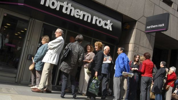 La clientela hace cola frente a una sucursal de Northern Rock en el momento más crítico de la crisis bancaria, en 2008