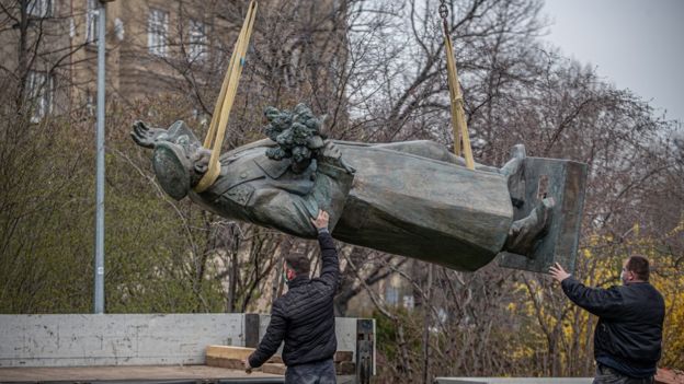 Демонтаж памятника Ивану Коневу в Праге