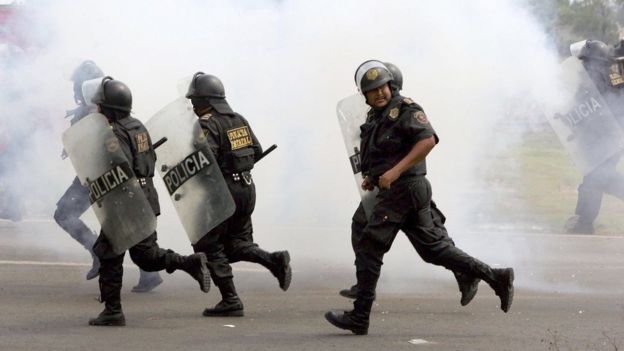 PolicÃ­as corren durante una protesta en MÃ©xico.