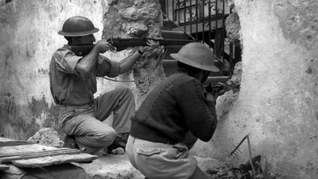مسلحون يهود يطلقون النار على العرب عام 1947
