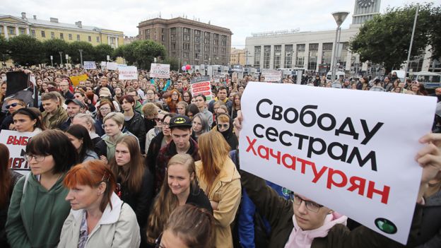 Bannaan bax ka dhacay magaalada St Petersburg oo lagu taageerayo hablaha walaalaha ah