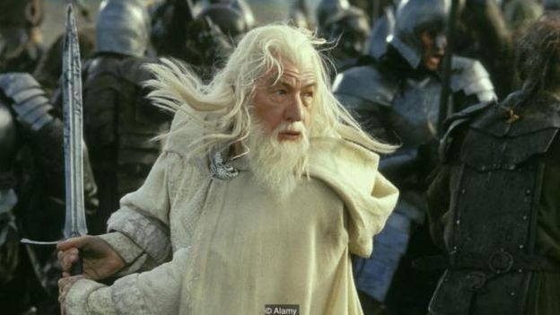 O persoangem Gandalf de Game of Thrones com sua espada Glamdring