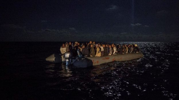 İspanyol yardım kuruluşu Proactiva Open Arms, 21 Aralık'ta Libya açıklarında bu göçmen teknesini de görüntüledi