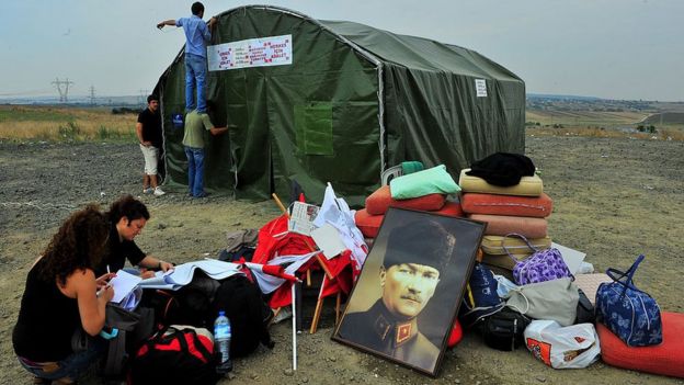 Silivri Cezaevi'nin önünde cezaevindeki ordu mensuplarının yakınları kamp kuruyor (9 Eylül 2011)
