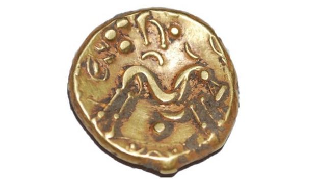 La "increíblemente extraña" moneda romana que encontraron mientras reparaban una carretera en Reino Unido _107003846_coin