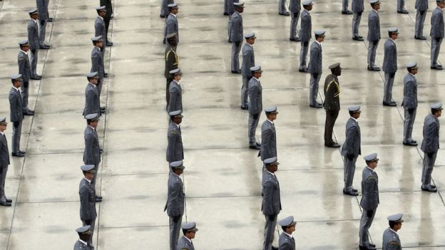 Militares enfileirados e fardados em formatura dos oficiais combatentes do Exército da Academia Militar das Agulhas Negras