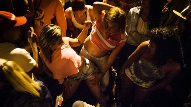 Mulheres dançam funk em baile na zona sul de São Paulo