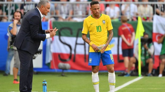 Tite e Neymar em jogo do Brasil contra o México, pelas quarta de final da Copa da Rússia