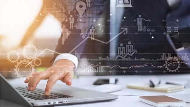 Un hombre con cientos de datos encima.